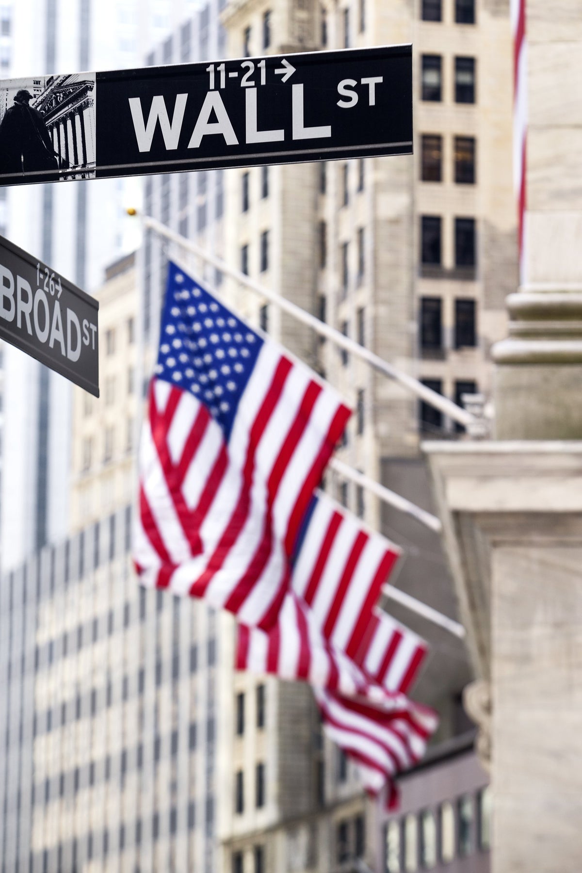 Il cartello di Wall Street con la bandiera americana